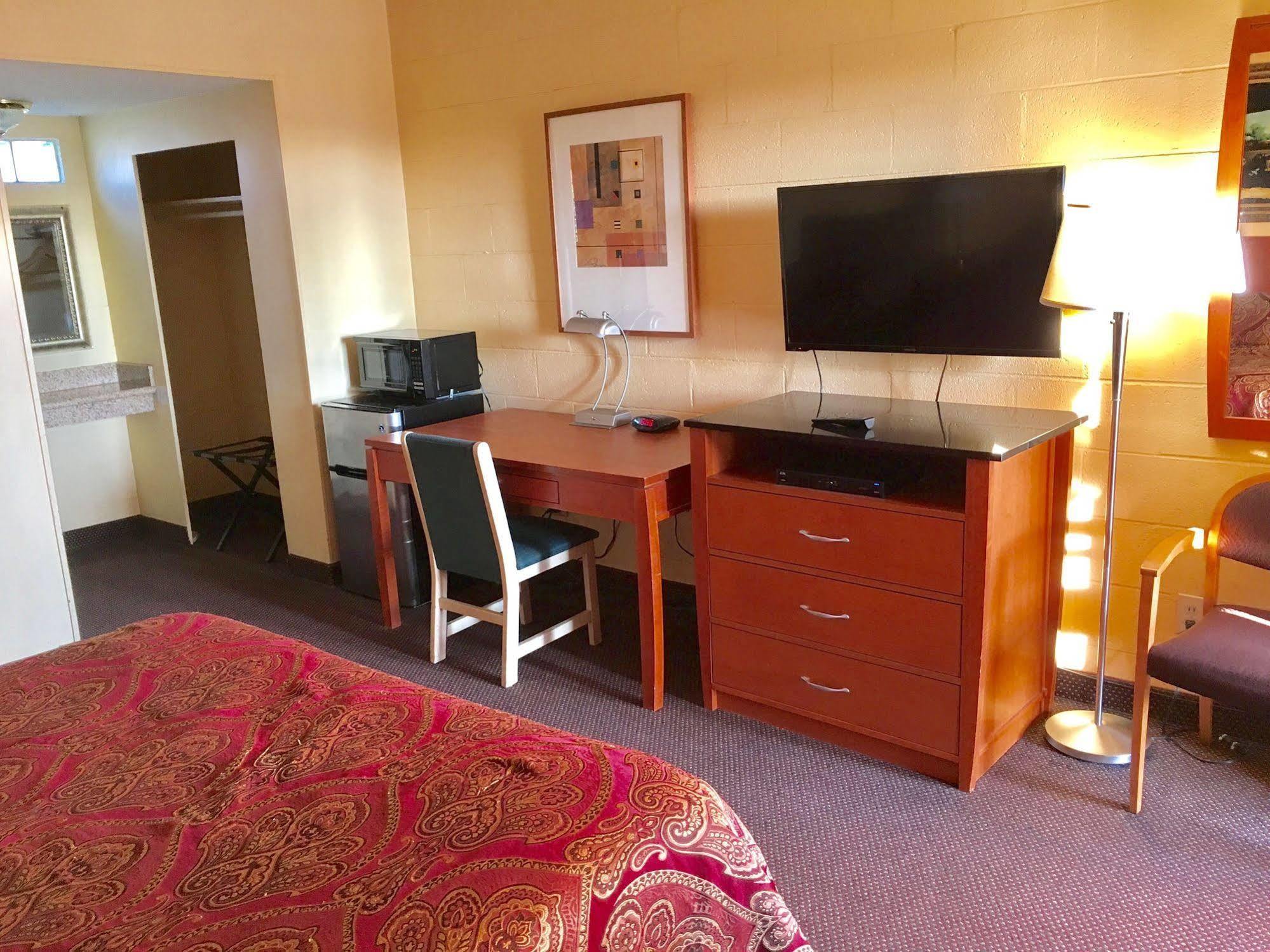 Town & Country Motel Livingston Bagian luar foto