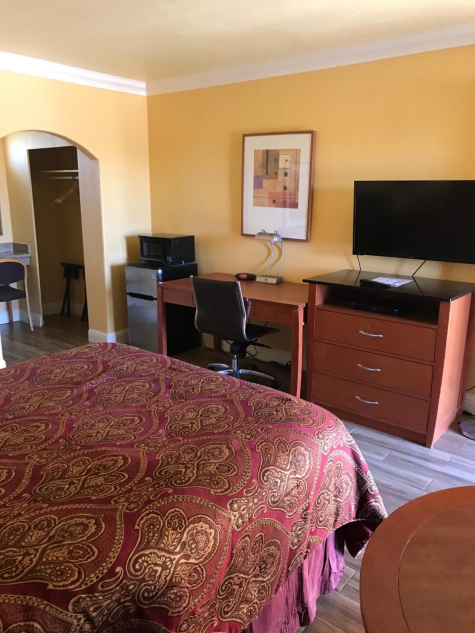Town & Country Motel Livingston Bagian luar foto