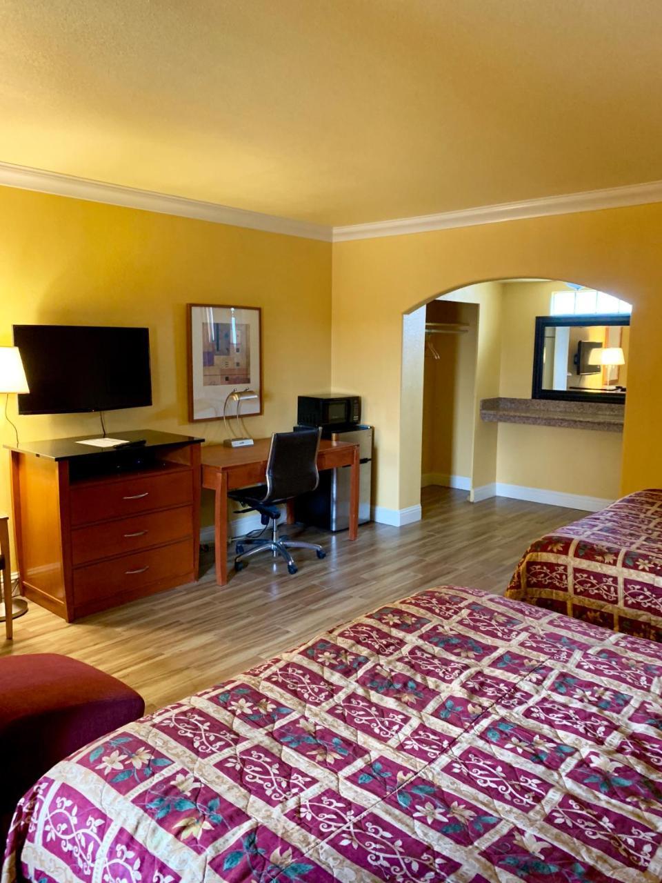 Town & Country Motel Livingston Bagian luar foto